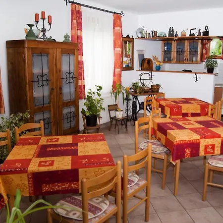 Varga Apartmanhaz شقة *