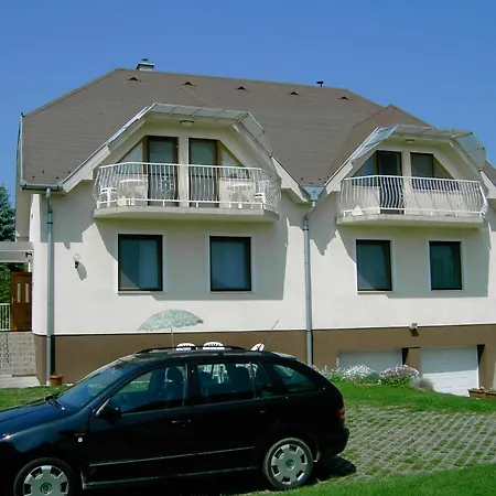 شقة Varga Apartmanhaz *